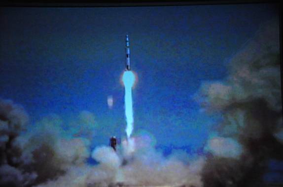 Imagem do lançamento de um foguete Apolo (Kennedy Space Center, no Cabo Canaveral, na Flórida - EUA)